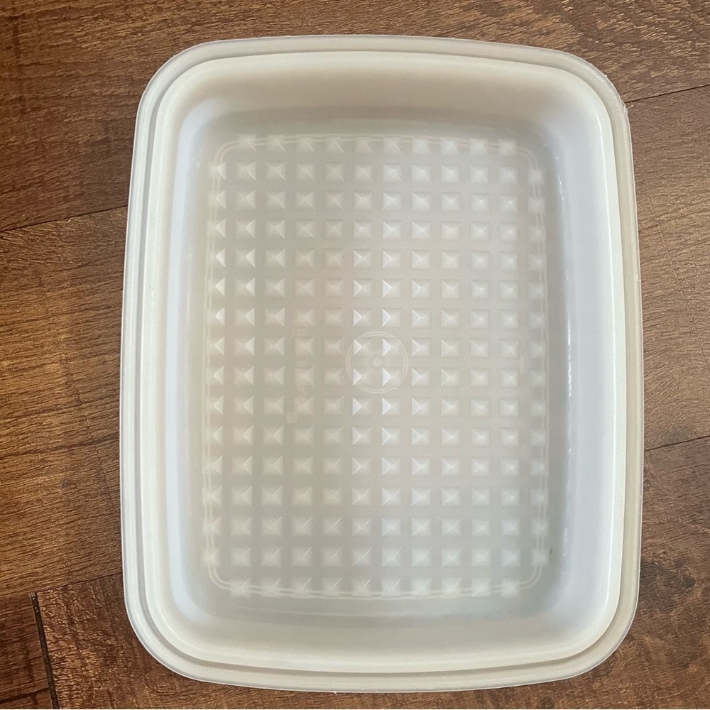 Vintage Tupperware set 2 two pieces raised grid paprika red white lid - Picture 4 of 7
